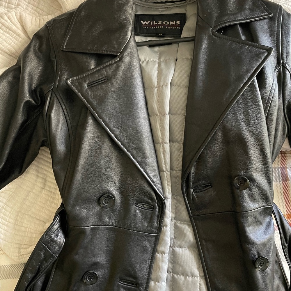 (Wilson leather)Black leather trench coat with insulation. Perfect condition.XS.